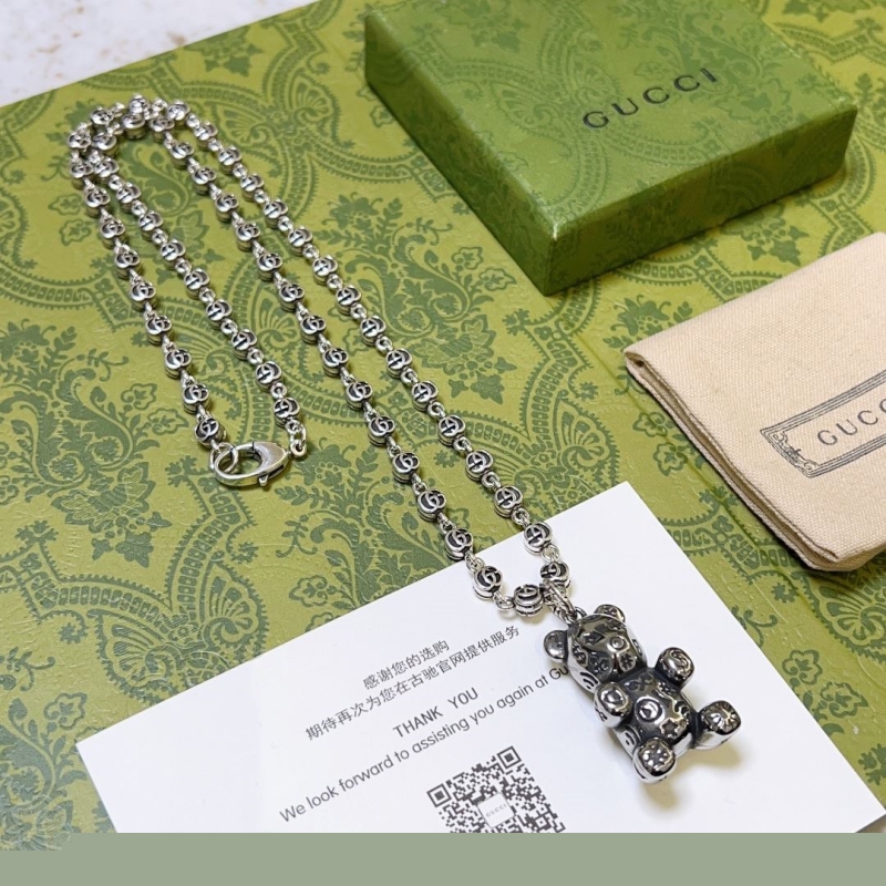 G*u*i necklaces